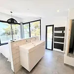 650, Vue Magnifique, Entierement Renovee Avec Piscine *