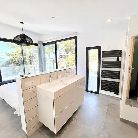 650, Vue Magnifique, Entierement Renovee Avec Piscine *